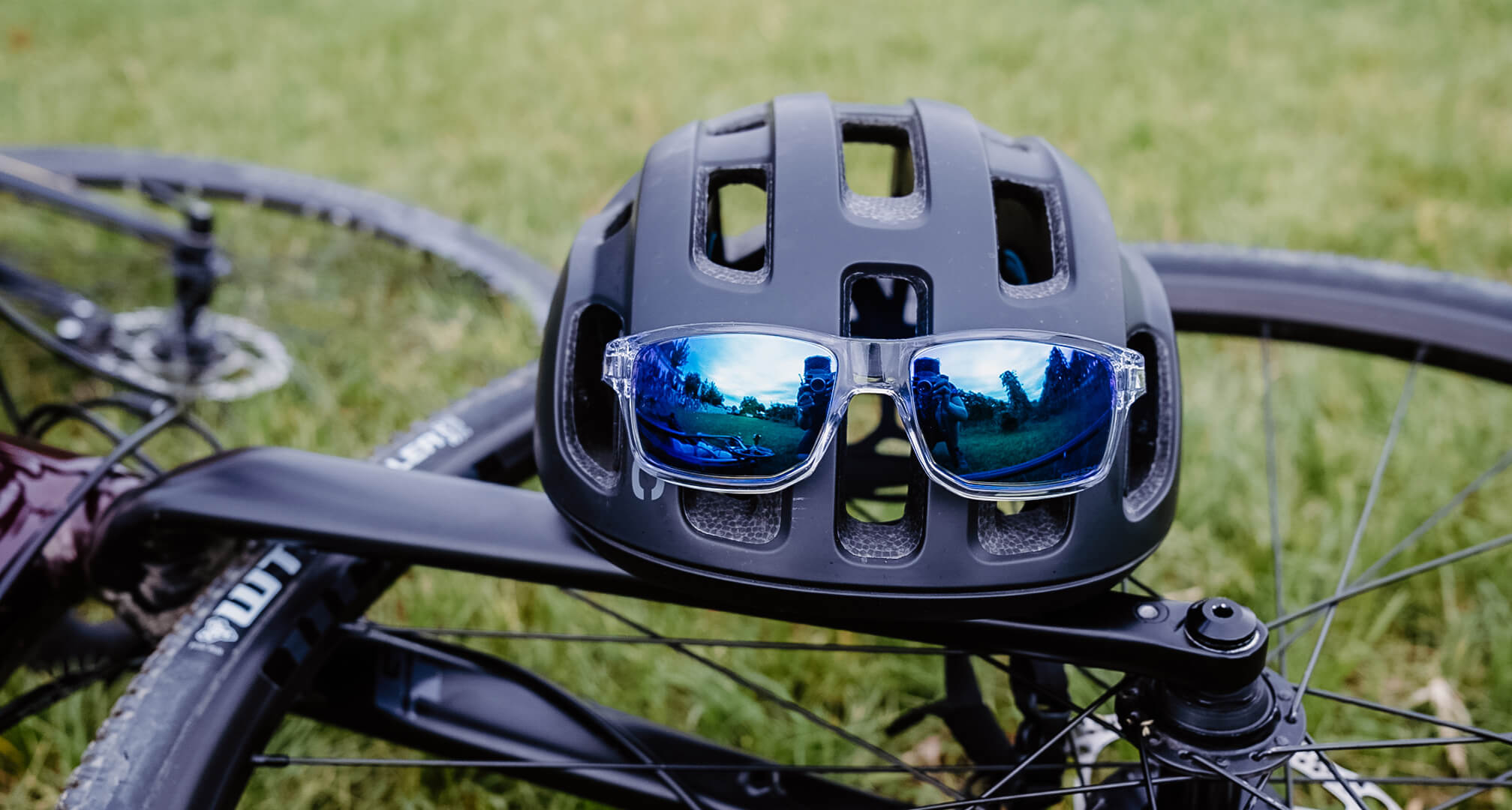 modré zrkadlové slnečné okuliare na cyklistickej prilbe s bicyklom