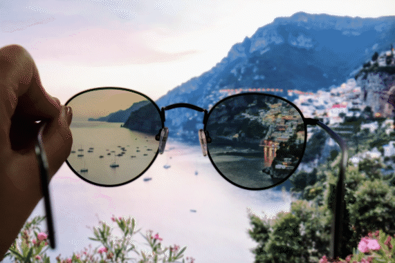 pohyblivý obraz polarizačných slnečných okuliarov, ktoré sa otáčajú a stmavujú pozadie
